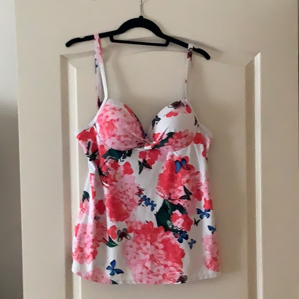Tankini top with butterflies 🦋 colorful size 12-14 top says XXL I don’t